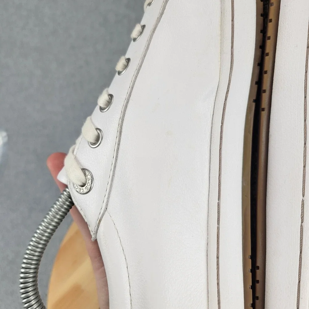 Taos Zipster Sneakers Women Size 10 White Leather Side Zip Low Top ZTR-14098